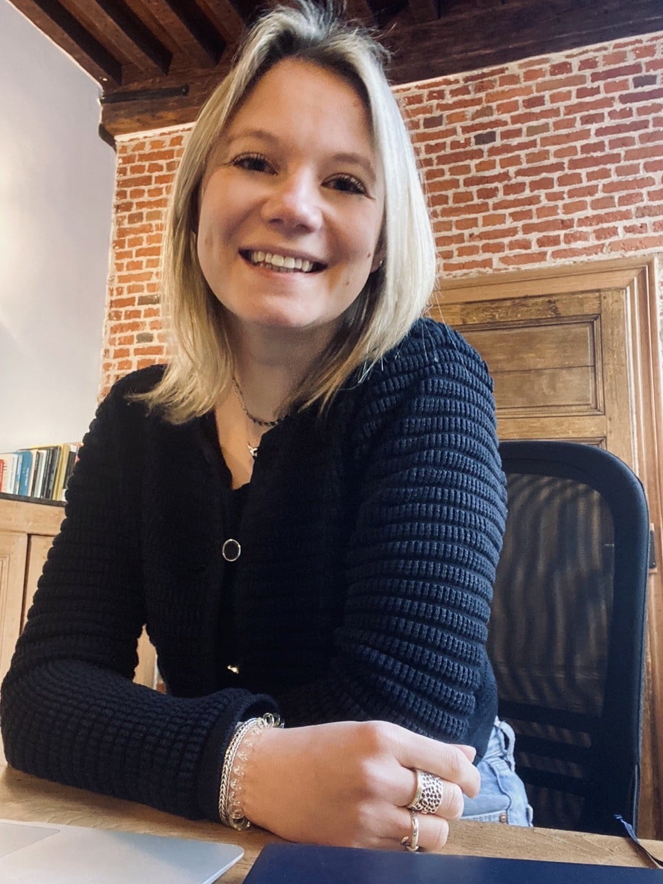 Lucie Flament, diététicienne, assise à son bureau